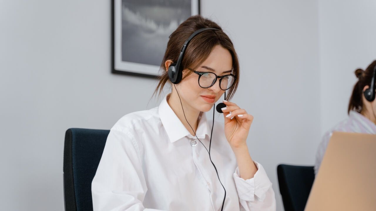 01_Hero Image_Ecommerce customer service 11 tips to boost customer loyalty