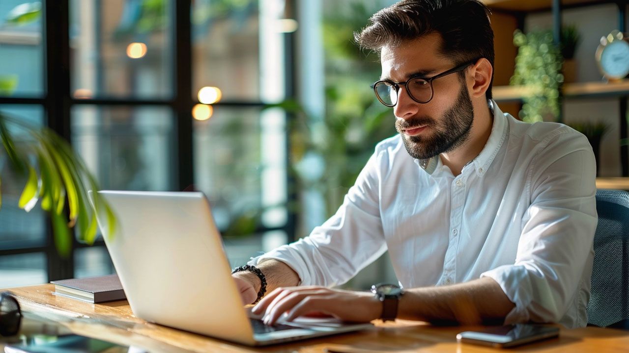 Affiliate marketer at work